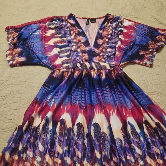 New Directions Bright/Bold Print top - V-neck - Picture 2 of 6